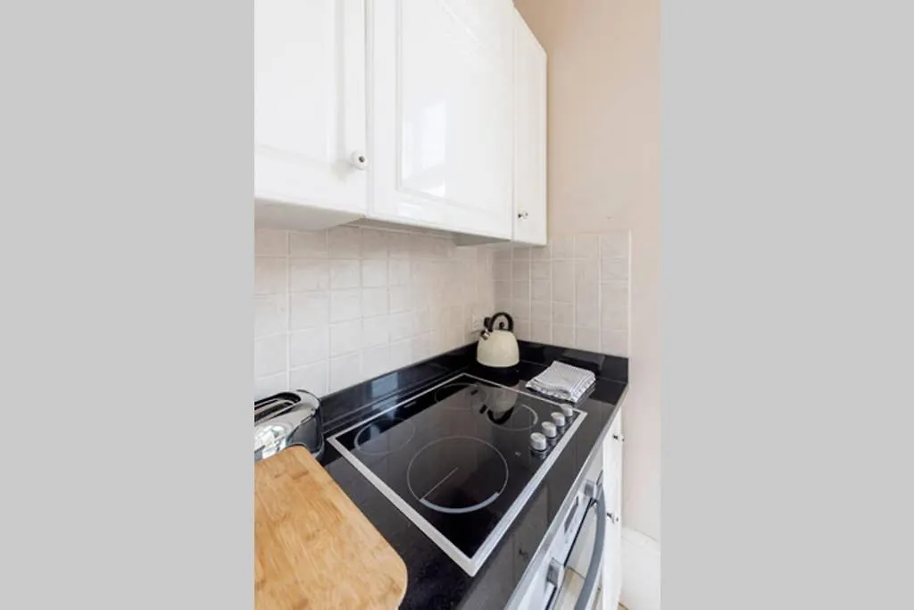 Beautiful Studio With Private Outside Terrace Apartment Bath 0*,  United Kingdom